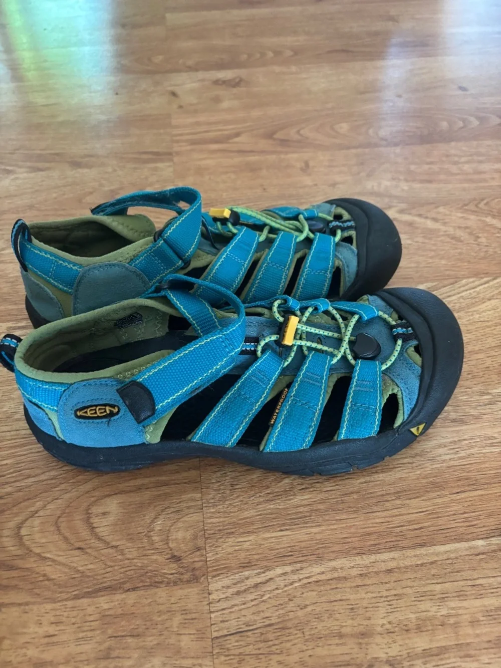 Keens size 6 (youth)